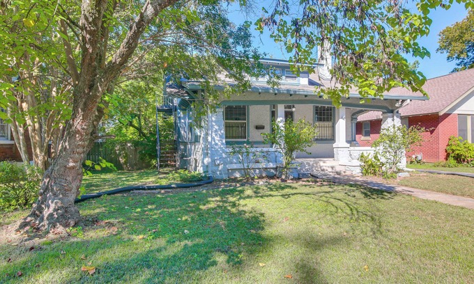 Crosstown House | Midtown Duplex 1 Mi to Memphis Zoo & Overton Park!