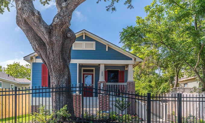 Galveston Cottage | Midtown Location, walk to beach or downtown