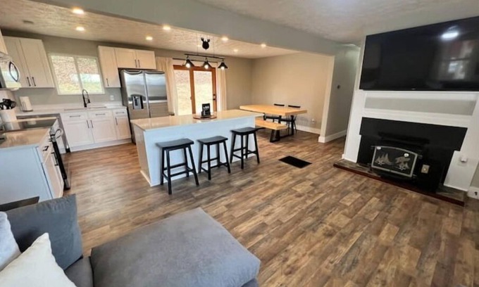 Skyland House | MidWay. Mountain Views. Spacious. Fun.