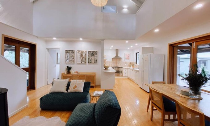 Eagle Bay House | Mika · Cabin with fireplace, walk to the beach