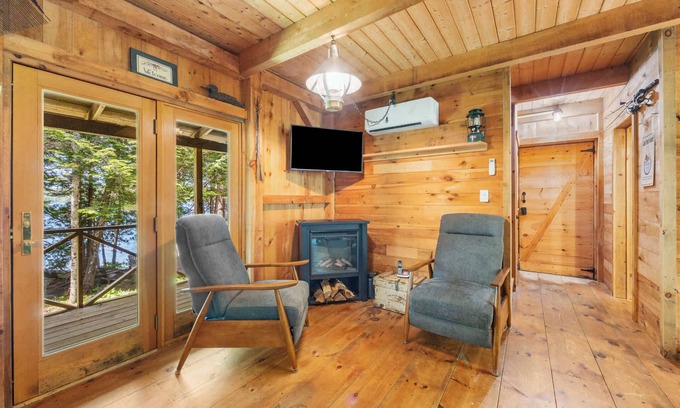 Franklin House | Milam Camp-Beautiful Lakefront!