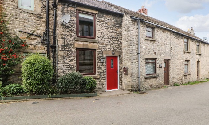 Castleton Cottage | MILL BRIDGE COTTAGE, with a garden in Castleton, Peak District