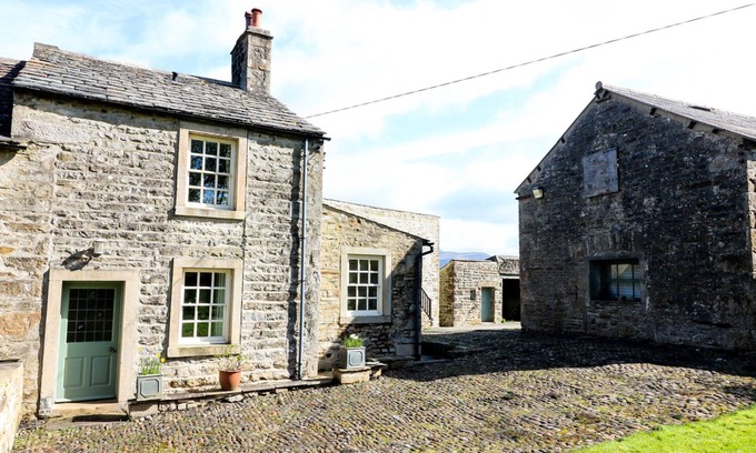 Fourstones Near Bentham Cottage | MILL DAM FARM COTTAGE, pet friendly, with open fire in High Bentham