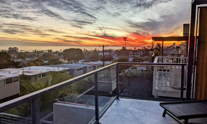 La Jolla Mesa House | Million Dollar Views, 900 ft of Decking with Fire Table, Walk to Beach/Shops
