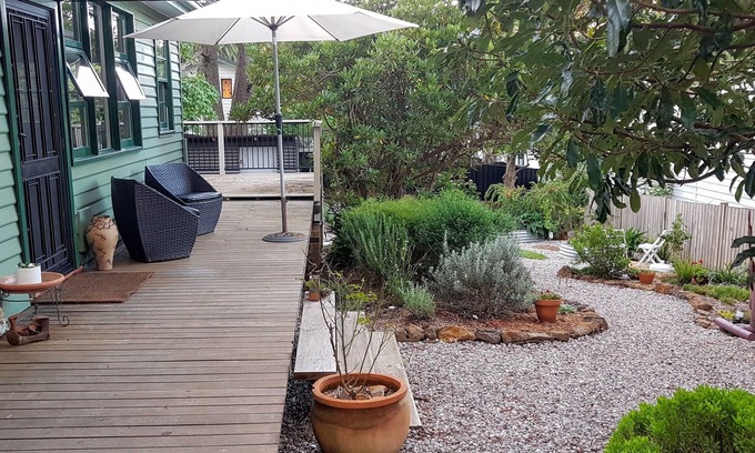 Katoomba House | Mimosa: a restful retreat, walk to waterfalls