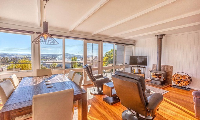 St Helens House | Mimosa Holiday House - A perfect base to explore the coast