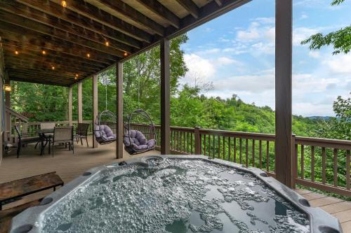 Wolf Laurel House | Min to Hatley Pt - Stunning Mtn Views - Hot Tub