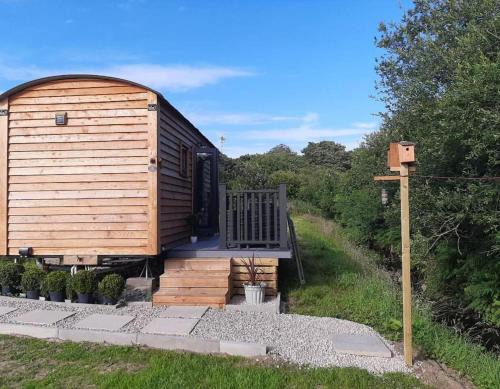 Malltraeth House | Min yr Afon - Cabin - Sleeps 2 - Hot Tub - Parking