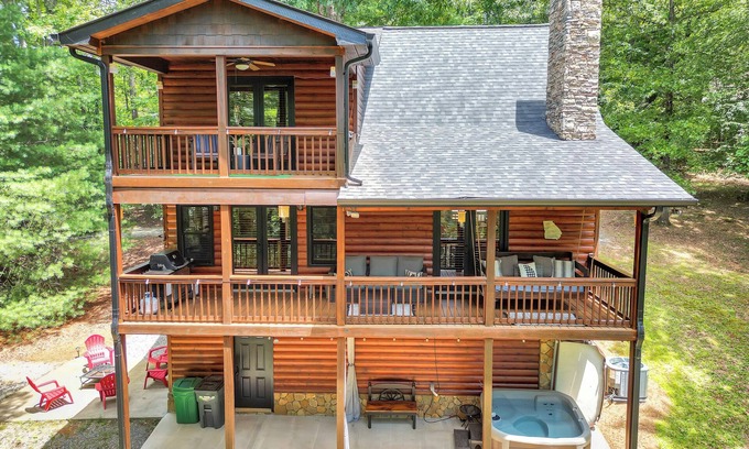 Mineral Bluff Cabin | Mineral Bluff Cabin-King-Sleeps 7-Fire Pit-Hot Tub-Pets-10 minutes to Blueridge