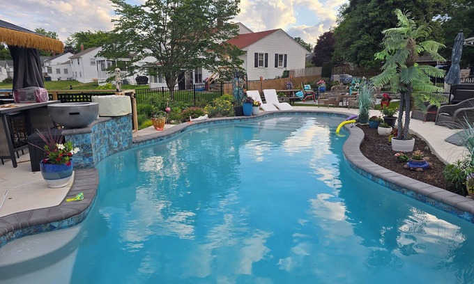 Dover House | Mini Aruba Glamper in Dover with WiFi, AC and guest access to backyard oasis