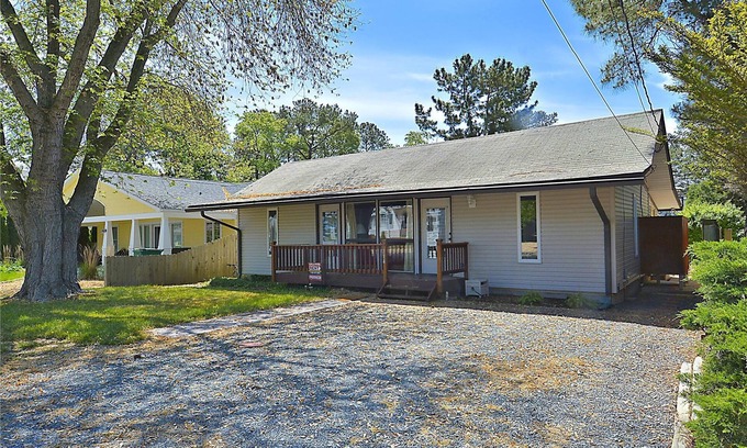 Rehoboth by the Sea Cottage | MINI-WEEKS AVAILABLE! REHOBOTH BY THE SEA/LINENS INCLUDED! 1.5 BLOCKS TO BEACH/WIFI/GRILL/WASHER&DRYER This 3 BR, 2 BA cottage is nestled in popular Rehoboth by the Sea.