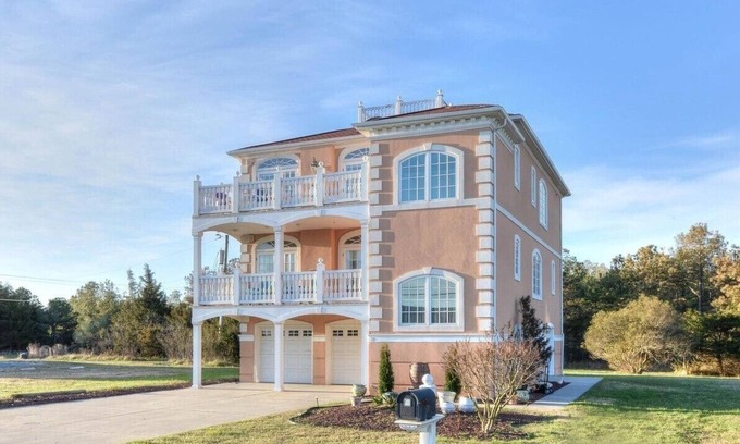 Lewes House | MINI-WEEKS AVAILABLE! Beautiful Views! Great Location! PET FRIENDLY! Book Today!