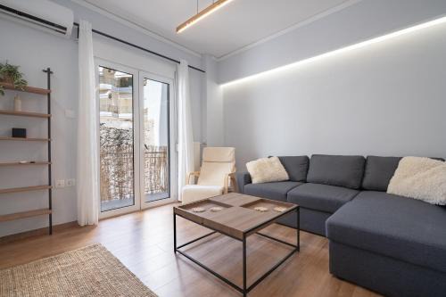 Petralona Apartment | Minimal Frame by ΜΡS