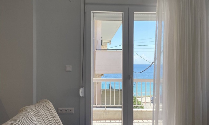 Kallikratia Apartment | Minimal sea view apartment in Halkidiki