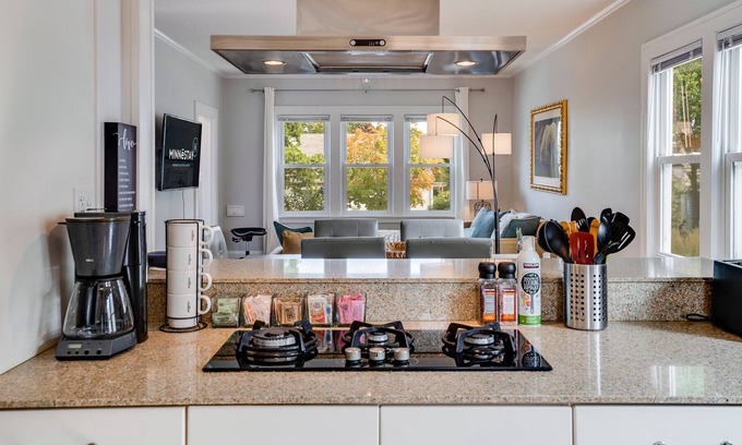 Powderhorn House | MINNESTAY* Jewel of Standish ★ Backyard Sauna ★ Steam Shower ★ Work From Home