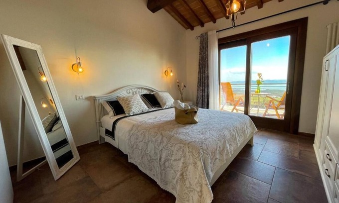 Passignano sul Trasimeno Apartment | Minore- Room with balcony with lake view