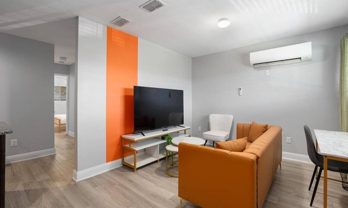 Hyde Park Apartment | Mins 2 Dwntown ~ Private Retreat ~ King Bed