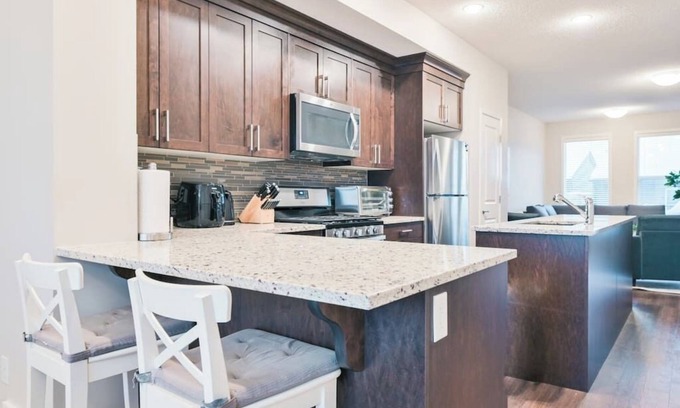 Calgary House | Mins to Airport | 3BR | King Bed| Garage| Backyard