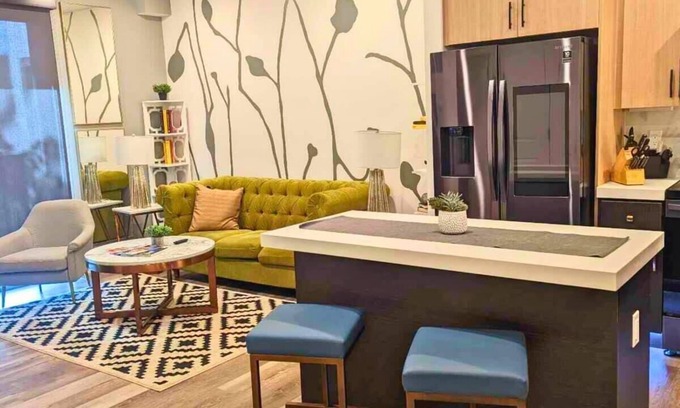 DeBaliviere Place Apartment | Mins to BJ Hospital, CWE|Parking+ Pool + Gym + W&D
