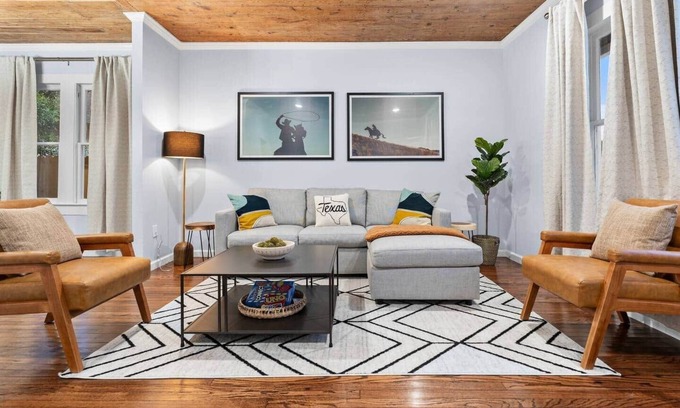 Highland Park House | Mins to Downtown | Chef's Kitchen | BBQ | Games