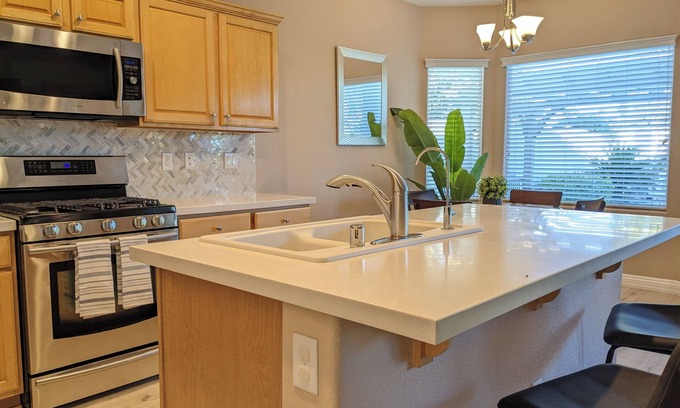 Summerlin South House | >Mins to Downtown Summerlin Single House One Floor 4bed2bath Huge Backyard!
