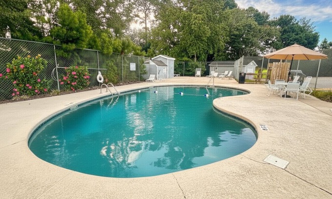 Surfside Beach Apartment | Mins to the Beach! - Pool - Screened Porch - Free Parking