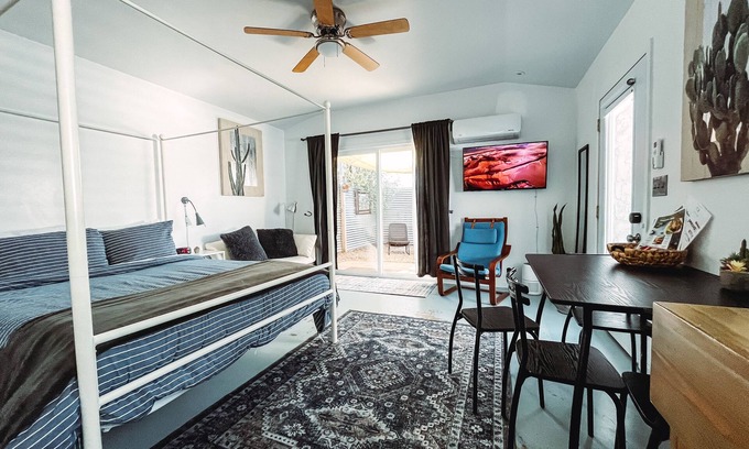 Swan Way Park House | Mins to U of A, Comfortable Bed, Pet Friendly!