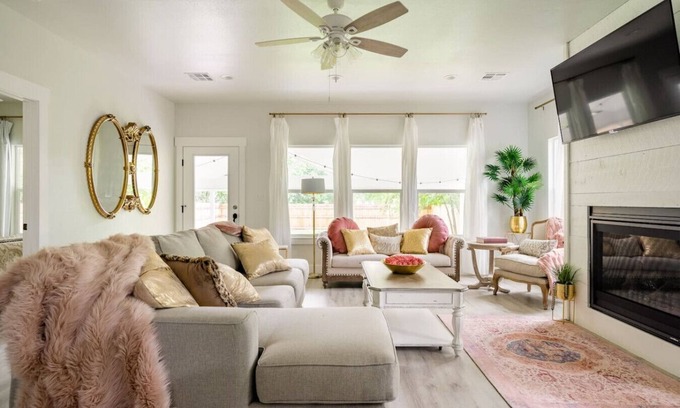 Brazos House | Mint Maven House - Hot Tub - Silo District