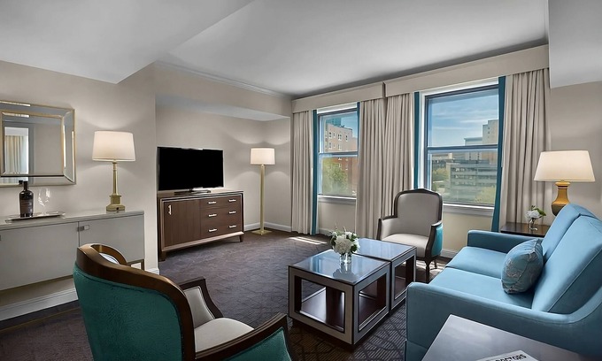 Central West End Hotel | Minutes away from Missouri Botanical Garden! 3 Convenient Spaces! Parking, Pool!