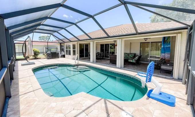 Broadmoor House | Minutes From Beautiful White-Sand Beaches