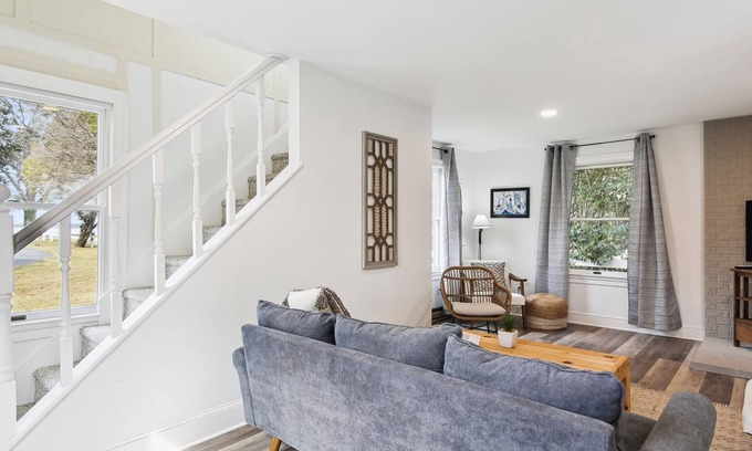 Algonquin House | Minutes from Downtown Cambridge | Private Dock | Kayaks | Bikes