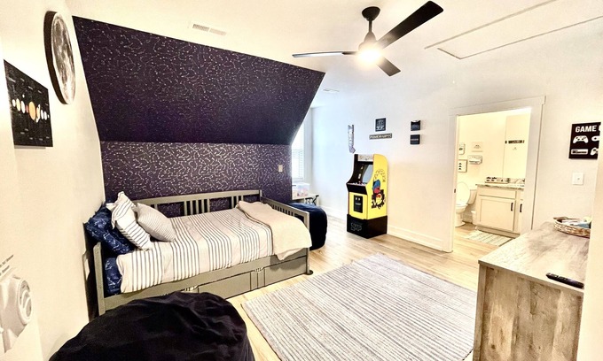 Sevierville House | Minutes From Gatlinburg, Pigeon Forge, Game Room!