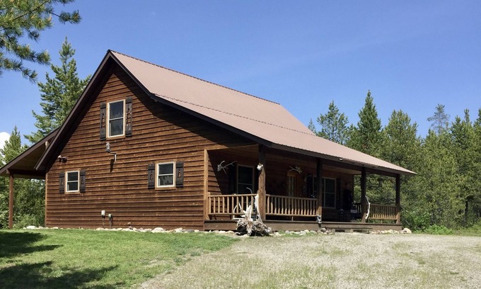 Coram Cabin | Minutes from Glacier Home; Views, Wildlife, Internet, and more!