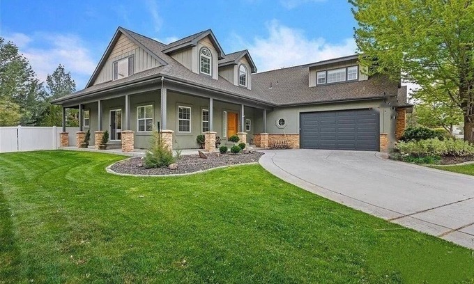 Meridian House | Minutes from I-84, Near BSU, hospitals, Ford Idaho Center, Wahooz/Roaring Spring