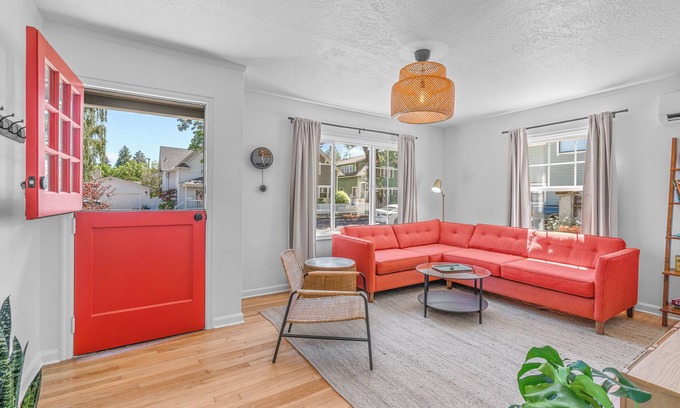 Newberg Cottage | Minutes from oregon wine country and walking distance from George Fox University