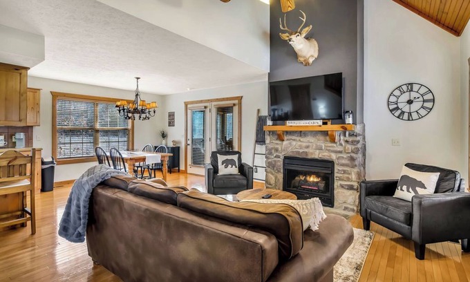 Reeds Spring Cabin | Minutes from SDC! Fireplace! Scenic Wooded Views! Lake!