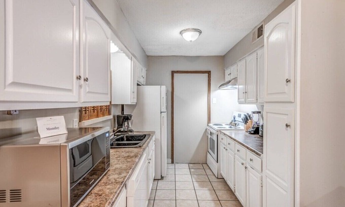 Memphis House | Minutes from the Airport - Wonderful Warrington