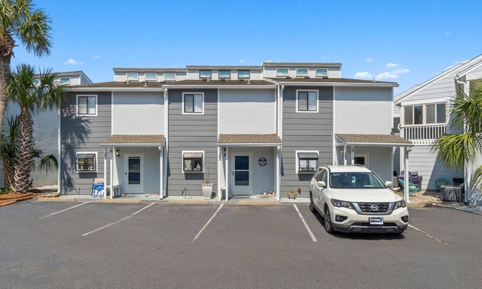 Miramar Beach House | Minutes to Beach, Pompano Joe | Dog-friendly, Pool
