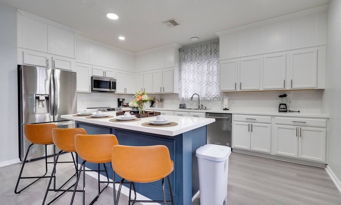 Kissimmee House | Minutes to the theme park! Family-sized with pool