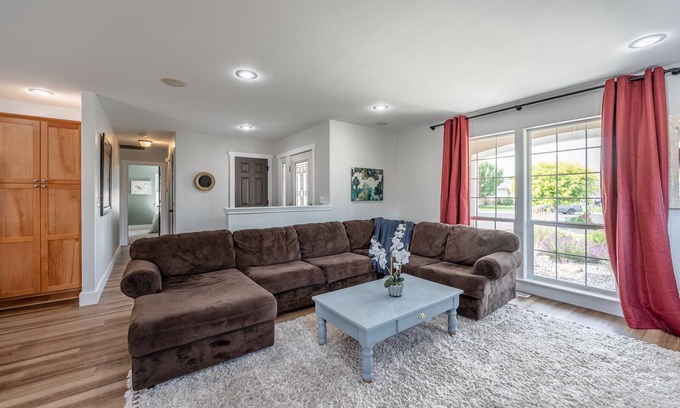 Moses Lake House | Minutes to world class Sand Dunes, Surf'n'Slide 5 star waterpark & sandy beaches