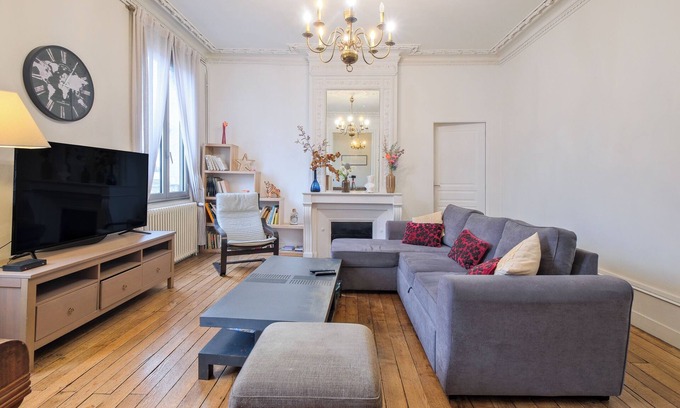 Perigueux Apartment | Miraflores – Spacious and Elegant Apartment in the Heart of Périgueux with Wi-Fi