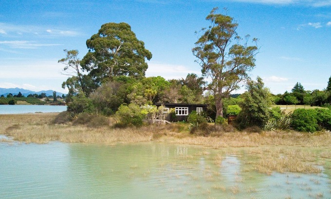 Mapua Cottage | Miro Cottage. Sunny, private waterfront cottage with superb views.