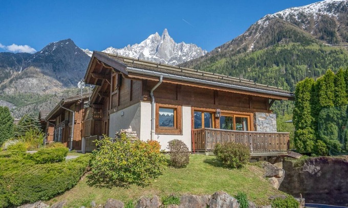 Les Praz-de-Chamonix Ski Chalet | Mishka - Chalet 500m Flégère | Fireplace | Garden 180° View