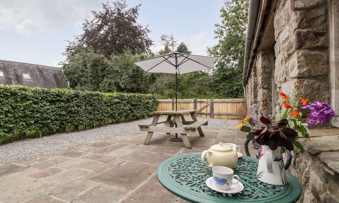 Kemeys Commander Cottage | MISTLETOE COTTAGE, pet friendly, character holiday cottage in Usk
