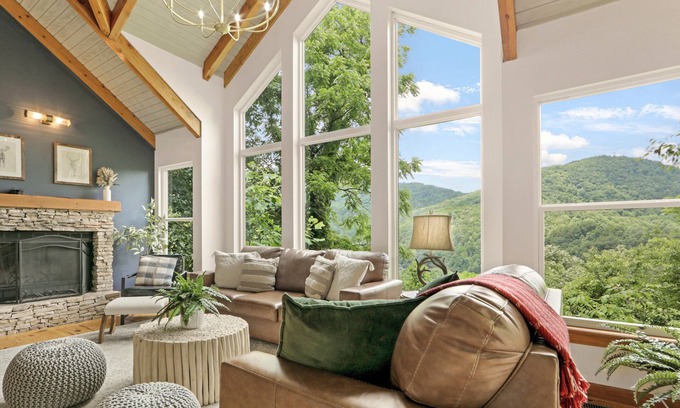 Waynesville House | Misty Valley BnB ~ Hot Tub ~ Game Room ~ King Beds ~ Netflix