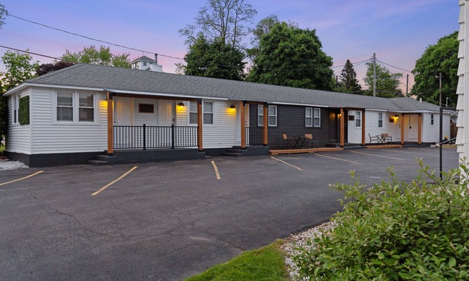Ludington Apartment | Mitten Flats #7 - 1 Block to the beach!