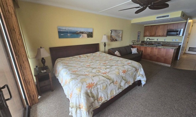 Honokowai Condo | MK 106 Oceanfront Maui Studio w King Bed & Kitchen