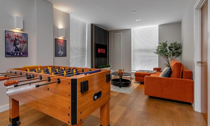 Central Milton Keynes Apartment | MK CITY CENTRE, THE DIAMOND SUITE, FREE Parking Space, PREMIUM SPACIOUS Apartment with FOOSBALL TABLE