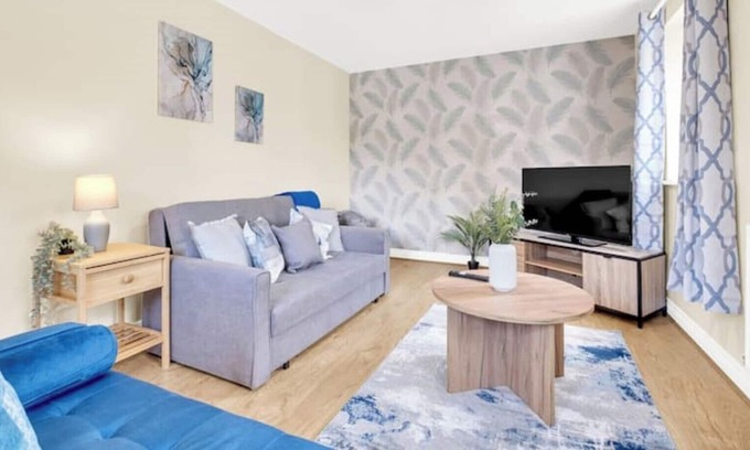 Newport Pagnell House | Mkretreat 6 bed House,sleep 7 Guests,6 car Parking, 3xwc, Fast Wifi, Netflix