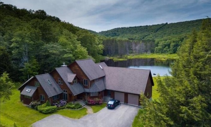 Davis House | ML03-Private Lakefront Retreat, Hot Tub, Pets Ok!